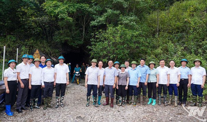 Đoàn công tác chụp ảnh lưu niệm tại Khu bảo tồn loài - sinh cảnh Nam Xuân Lạc.
