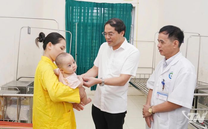 Đồng chí Bí thư Tỉnh ủy thăm, tặng quà các bệnh nhi tại Bệnh viện Đa khoa Chợ Đồn.