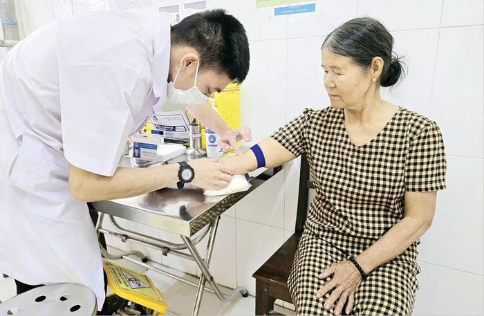 Lấy máu xét nghiệm để kiểm tra sức khỏe cho người dân tại Trung tâm Y tế Phú Vang