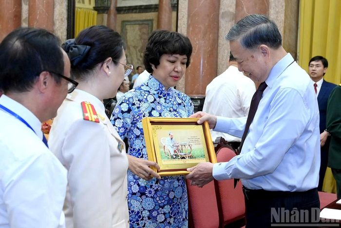  Tặng quà các nhà báo tiêu biểu trong buổi gặp mặt tại Phủ Chủ tịch. Ảnh: Báo Nhân dân