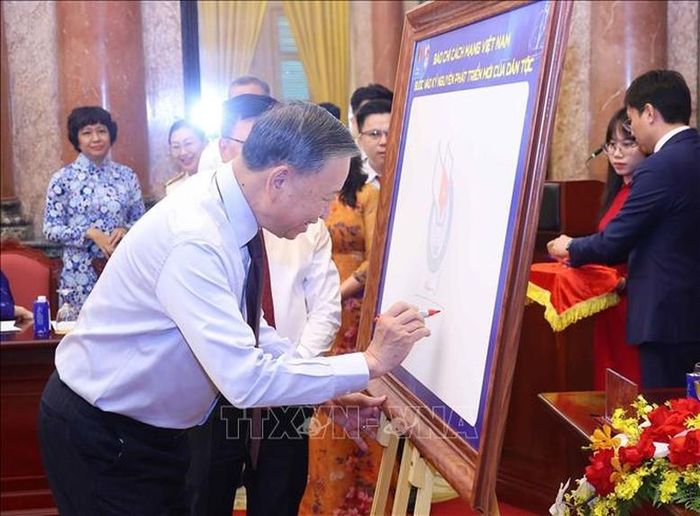  Tổng Bí thư, Chủ tịch nước Tô Lâm ký lưu niệm vào biểu trưng của Hội Nhà báo Việt Nam. Ảnh: TTXVN 