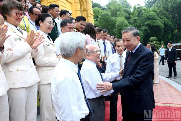  Tổng Bí thư, Chủ tịch nước Tô Lâm chúc mừng các nhà báo lão thành. Ảnh: Báo Nhân dân