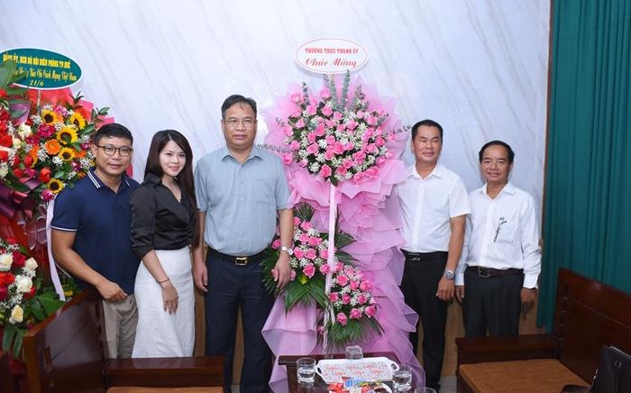  Phó Bí thư Thường trực Thành ủy, Chủ tịch HĐND thành phố Phạm Đức Tiến tặng hoa chúc mừng Cơ quan Thường trú Thông tấn xã Việt Nam tại TP. Huế
