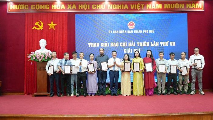 UVTV Thành ủy, Trưởng ban Tuyên giáo và Dân vận Thành ủy Hoàng Khánh Hùng; UVTV Thành ủy, Phó Chủ tịch Thường trực UBND TP. Huế Hoàng Hải Minh trao giải Nhì 