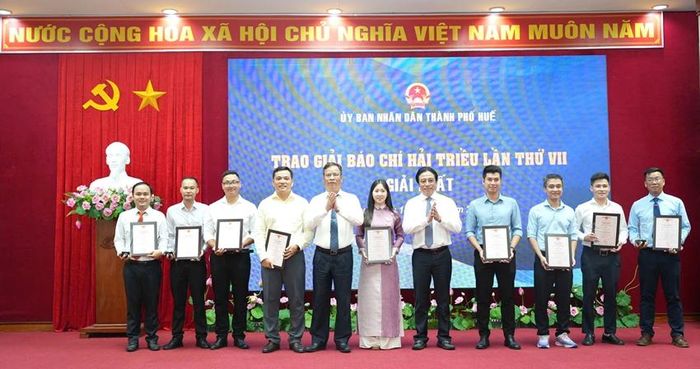 UVTW Đảng, Phó Bí thư Thành ủy, Chủ tịch UBND TP. Huế Nguyễn Khắc Toàn; Phó Bí thư Thường trực Thành ủy, Chủ tịch HĐND TP. Huế Phạm Đức Tiến tặng hoa chúc mừng các tác giả, nhóm tác giả đạt giải Nhất 