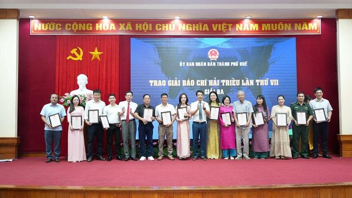 TUV, Phó Chủ tịch UBND TP. Huế Trần Hữu Thùy Giang; TUV, Phó Chủ tịch UBND TP. Huế Hà Văn Tuấn trao giải Ba 