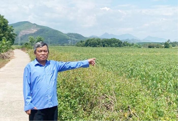 Ông Trần Kiêm Quý bên diện tích đất thu hồi để thực hiện Dự án CCN Hương Xuân