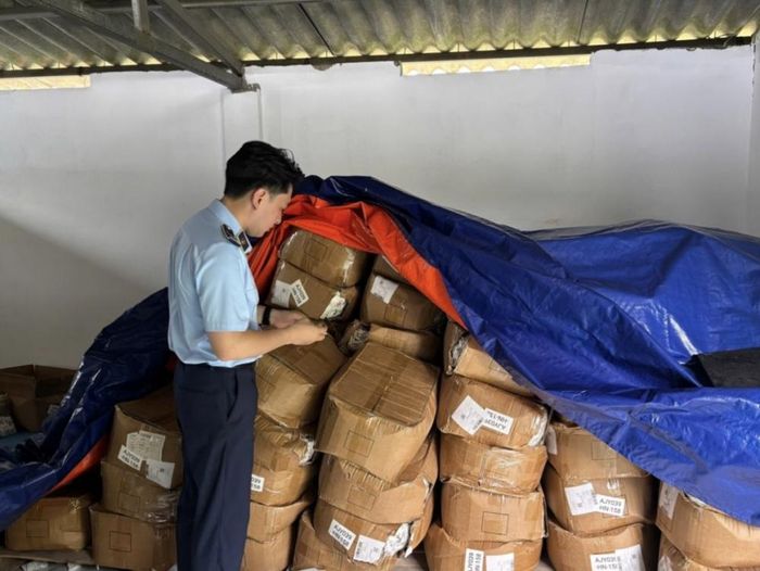 Hàng trăm thùng hàng hóa thực phẩm giả, đã bị lực lượng chức năng phát hiện, kịp thời ngăn chặn trước khi bị đưa ra thị trường.