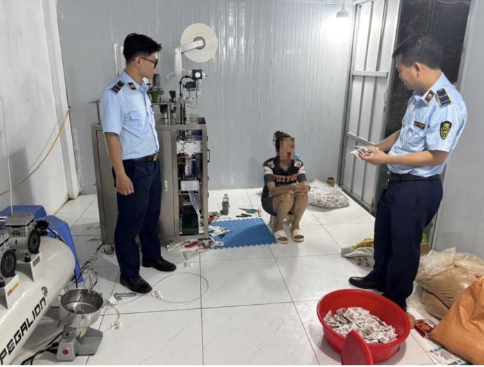 Lực lượng chức năng đã phát hiện nhiều loại nguyên liệu, phụ gia thực phẩm, bao bì in sẵn nhãn hiệu cùng hệ thống máy móc phục vụ hoạt động sản xuất như máy trộn nguyên liệu, máy đóng gói tự động được bố trí tại hiện trường.