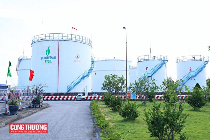 Đến đầu năm 2026, Tổng công ty Dầu Việt Nam - CTCP (PVOIL) cơ bản hoàn tất việc cơ cấu lại bồn bể, tăng sức chứa ethanol, lắp đặt hệ thống pha chế, đường ống công nghệ và các hạng mục phục vụ nhập xuất nhiên liệu