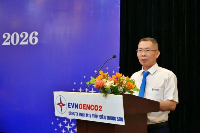 Ông Lê Tấn Duy - Chủ tịch Công đoàn Thủy điện Trung Sơn báo cáo tình hình thực hiện Thỏa ước lao động tập thể tại Hội nghị.