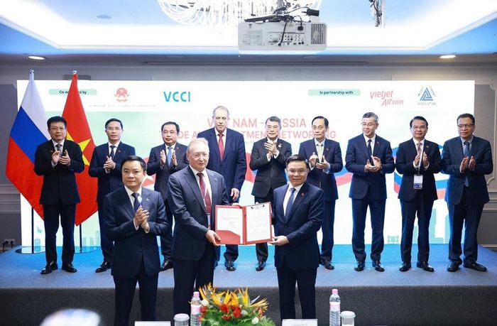 Tại Chương trình Kết nối Đầu tư và Kinh doanh Việt Nam - Liên bang Nga, Bộ trưởng Lê Mạnh Hùng đã trao các văn kiện hợp tác giữa PETROVIETNAM và Công ty năng lượng Liên bang Nga Zarubezhneft trước sự chứng kiến của Thủ tướng Chính phủ