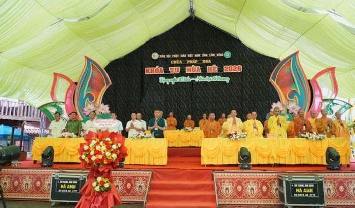 Chư tôn đức và đại diện chính quyền tham dự