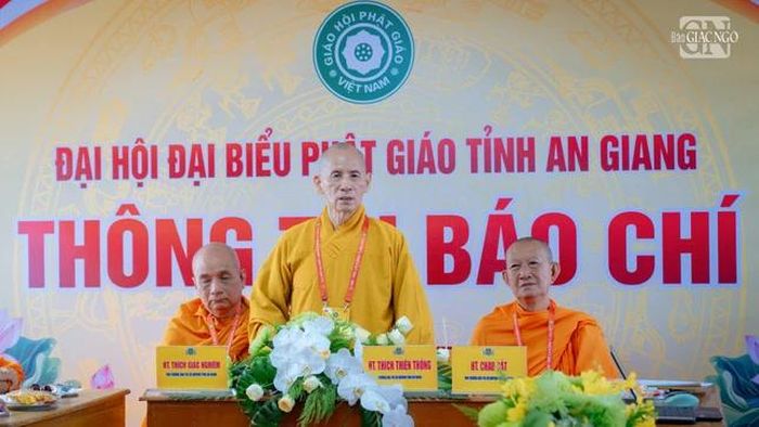 Hòa thượng Thích Thiện Thống chủ trì buổi họp báo