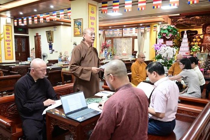 Thượng tọa Thích Tục Minh báo cáo công tác chuẩn bị đại hội