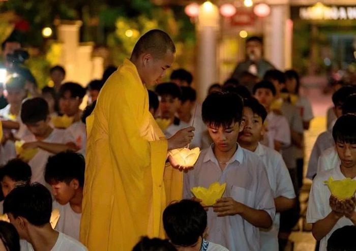 Thắp hoa đăng 