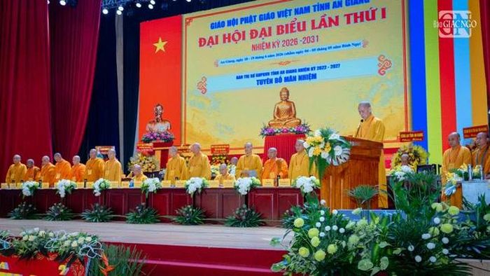 Hòa thượng Thích Thiện Thống thay mặt Ban Trị sự GHPGVN tỉnh An Giang nhiệm kỳ 2022-2027 tuyên bố mãn nhiệm 