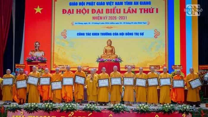 Trưởng lão Hòa thượng Thích Thiện Pháp trao Bằng tuyên dương công đức của Trung ương Giáo hội đến chư tôn đức tiêu biểu