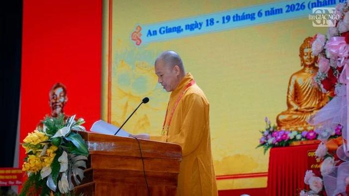 Thượng tọa Thích Minh Nhẫn trình bày tham luận "Đổi mới công tác Tăng sự – Xây dựng Tăng đoàn kỷ cương, đoàn kết, nâng cao hiệu lực, hiệu quả phụng sự Tăng Ni trong thời đại số"