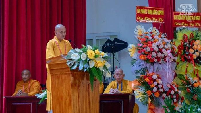Thượng tọa Thích Bửu Ngọc báo cáo số lượng đại biểu tham dự và kiểm tra tư cách đại biểu 