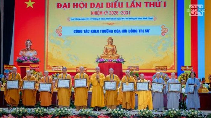 Các cá nhân đón nhận Bằng Tuyên dương công đức từ Thượng tọa Thích Phước Nguyên
