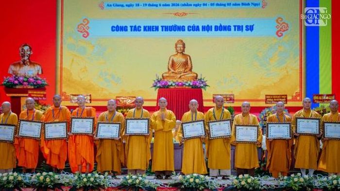 Hòa thượng Thích Thiện Thống trao tặng Bằng tuyên dương công đức đến các cá nhân 
