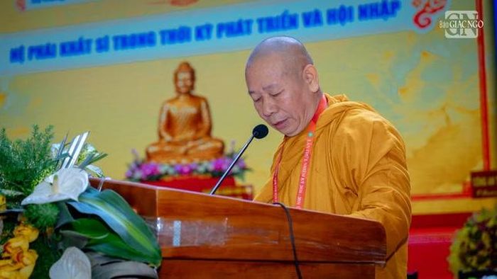 Tham luận "Hệ phái Khất sĩ trong thời kỳ phát triển và hội nhập" do Thượng tọa Thích Giác Tín trình bày
