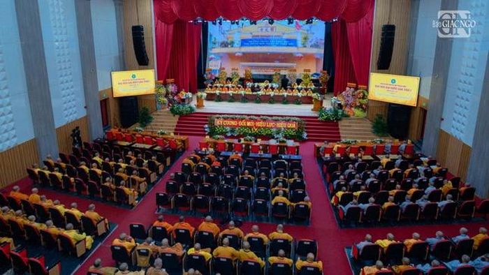 Quang cảnh đại biểu xem video clip báo cáo dấu ấn thành tựu Phật sự của tỉnh An Giang
