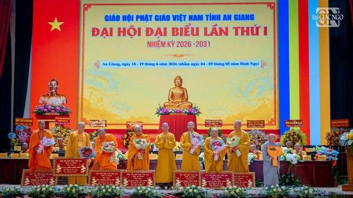 Tặng khánh vàng và hoa tri ân chư tôn đức không tiếp tục tham gia Ban Trị sự nhiệm kỳ mới...