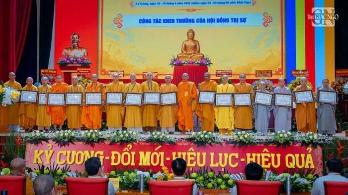 Hòa thượng Danh Đổng tặng Bằng tuyên dương công đức 