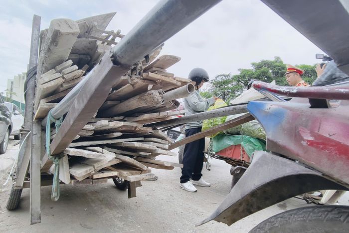 Đại úy Nguyễn Văn Chiến (Tổ trưởng công tác) cho biết, thời gian qua, tình trạng xe gắn máy tự chế, xe kéo cố tình đi vào làn cao tốc trên Đại lộ Thăng Long diễn ra khá phổ biến. Có một số vụ tai nạn liên quan loại xe này đã xảy ra gây mất trật tự, an toàn giao thông trên tuyến, CSGT thường xuyên tuần tra xử lý nhưng một số trường hợp vẫn vi phạm.