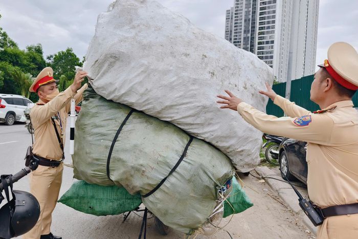 Cũng theo CSGT, với các xe chở hàng cồng kềnh, lực lượng chức năng lập tức yêu cầu tài xế gỡ hàng hóa để ''hạ tải''. Sau đó, phương tiện bị tạm giữ theo quy định để chờ làm rõ nguồn gốc.