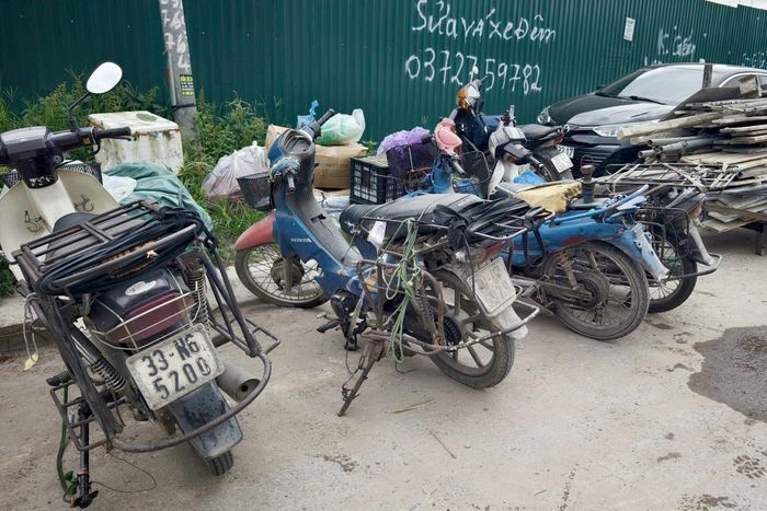 Theo Nghị định 168/2024, tài xế vi phạm sẽ bị xử phạt từ 500.000 - 700.000 đồng và bị tạm giữ phương tiện. “Việc sử dụng các phương tiện tự sản xuất, tự lắp ráp thường không bảo đảm tiêu chuẩn kỹ thuật, không đăng ký, không được kiểm định theo quy định, tiềm ẩn nguy cơ gây tai nạn giao thông'', đại diện Đội CSGT số 6 nhấn mạnh.