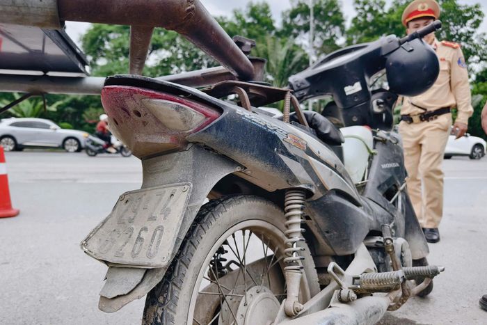 Theo CSGT, nổi bật trong số phương tiện vi phạm là các xe cũ, nát đã được sử dụng trong nhiều năm. Nhiều xe có phần thân, vỏ đã quá hạn sử dụng hoặc biển số cong, vênh. Những dấu hiệu này tiềm ẩn nguy cơ mất an toàn cho chính người điều khiển và làm ảnh hưởng đến giao thông nói chung.