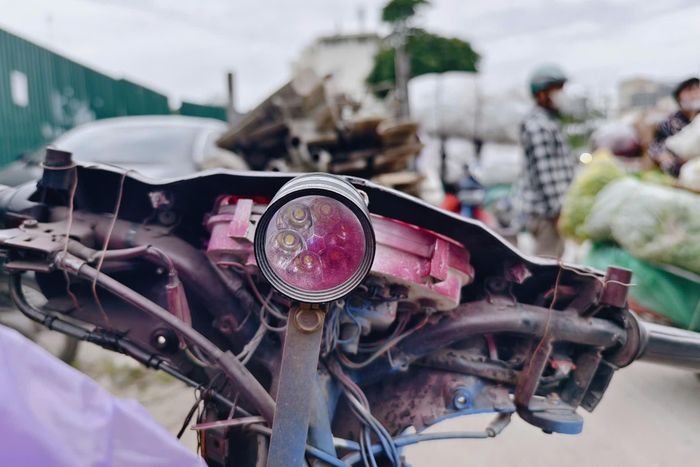 Như chiếc xe gắn máy tự chế trong ảnh, phương tiện được tài xế độ, chế rất nhiều phụ tùng hay linh kiện (từ đèn, vỏ, phần đầu xe...). Khi bị CSGT xử lý, tài xế tên là Đ.V.D (SN 2007, quê Lào Cai) cho biết, hằng ngày dùng xe này để kéo chở các loại vật liệu xây dựng.