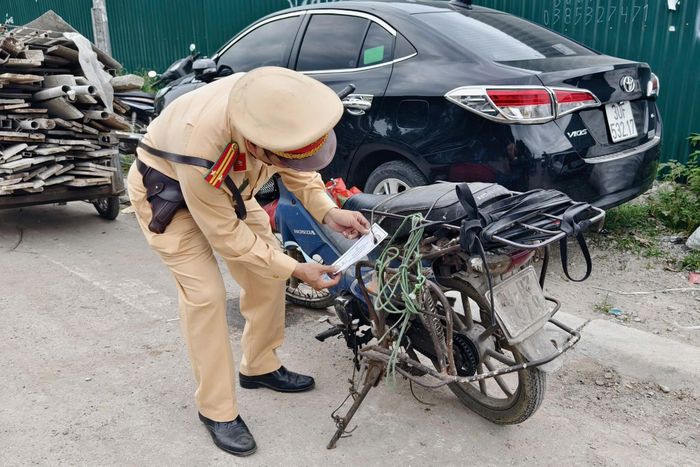 Trong trường hợp người vi phạm không xuất trình được giấy tờ chứng minh nguồn gốc, phương tiện có thể bị tịch thu theo quy định. Đây là những giải pháp mạnh nhằm ngăn nguy cơ tai nạn giao thông liên quan đến loại xe này.