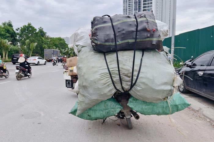 Theo CSGT, thực tế cho thấy, một số xe gắn máy cũ còn được trưng dụng để chở nhiều loại hàng hóa khác như đồng nát, thực phẩm. Khi lưu thông, tài xế chằng buộc hàng bất chấp quy định về chở hàng cồng kềnh, che khuất biển số gây ảnh hưởng đến an toàn giao thông.
