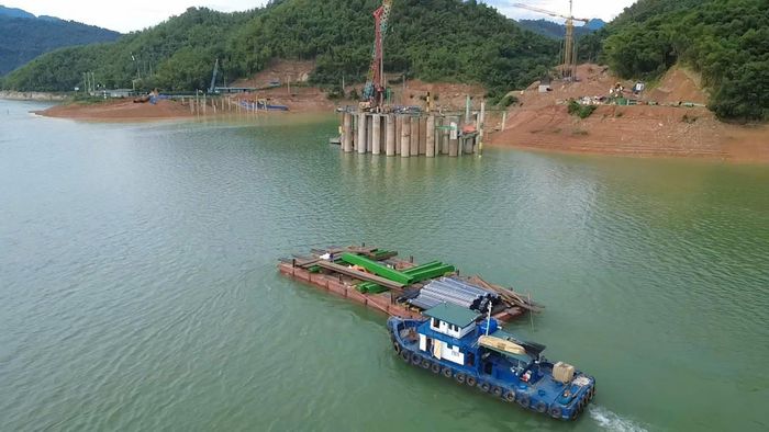 Những chiếc ca nô công suất 350 CV vận chuyển hàng trăm tấn vật liệu trên mỗi chuyến ra công trường.