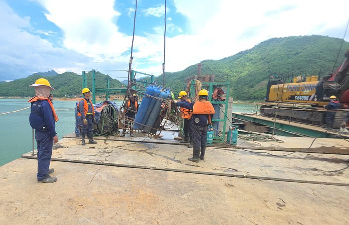 Những ngày nắng nóng gần 40 độ C, các công nhân vẫn phải mặc thêm áo phao để đảm bảo an toànkhi thi công cầu Hòa Sơn bắc qua dòng sông Đà.