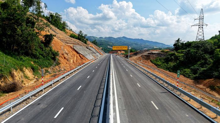 Đoạn tuyến cao tốc Hữu Nghị - Chi Lăng đã cơ bản hoàn thành sau hơn 700 ngày vượt khó.