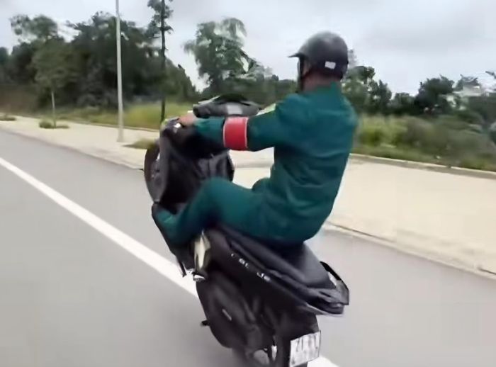 Hình ảnh người mặc trang phục dân quân tự vệ "bốc đầu" xe đăng tải trên mạng xã hội. (Ảnh cắt từ clip).