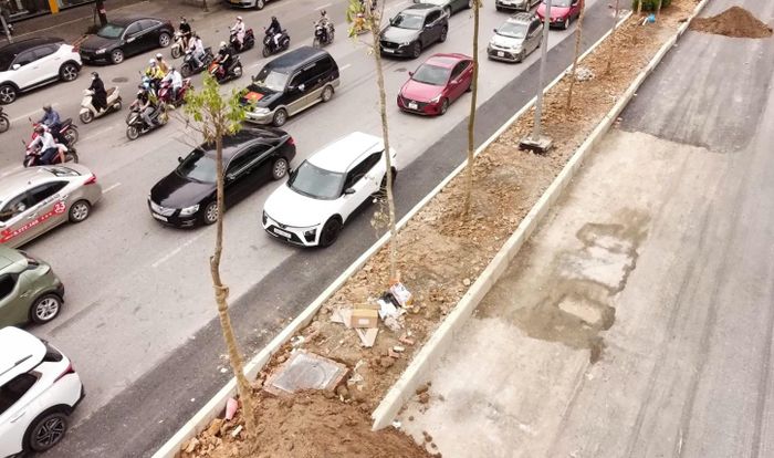 Người dân phản ánh hàng cây được trồng trên nền đá dăm và độ dày lớp đất chỉ khoảng 0,7m.