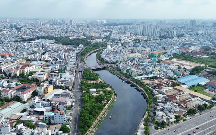 Cải tạo kênh rạch, chỉnh trang đô thị đã trở thành một trong những dấu ấn nổi bật của TP.HCM trong 50 năm phát triển. Ảnh: Mỹ Quỳnh.
