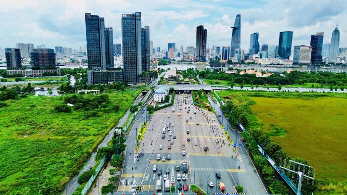 Hệ thống giao thông hiện đại với các tuyến cao tốc, đại lộ, hầm vượt sông và vành đai đang từng bước định hình diện mạo đô thị mới của TP.HCM sau nửa thế kỷ phát triển. Ảnh: Mỹ Quỳnh.