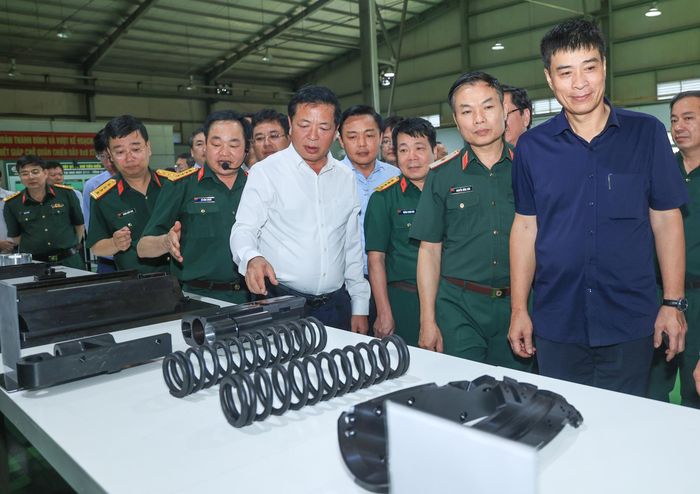 Đoàn công tác Bộ Xây dựng và các nhà khoa học khảo sát năng lực thực tiễn các đơn vị trong nghiên cứu, sản xuất (Ảnh: Tạ Hải).
