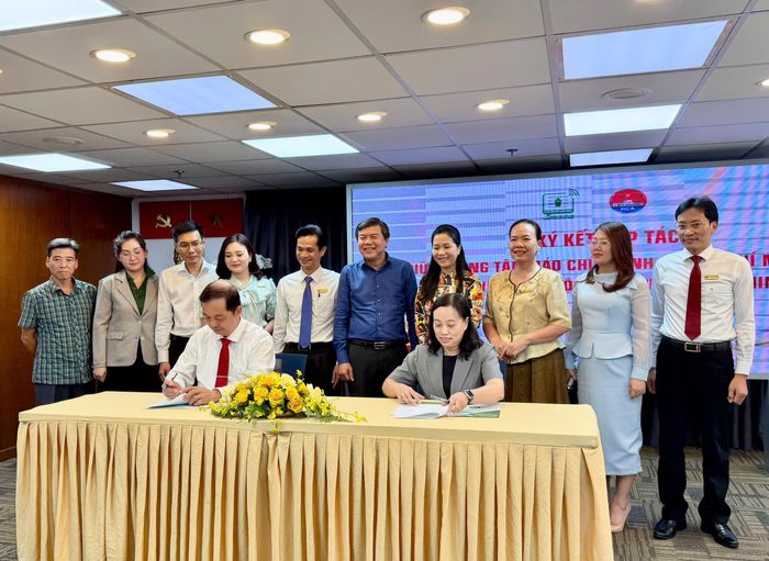 Đại diện Trung tâm Báo chí TP.HCM và Học viện Cán bộ ký kết thỏa thuận hợp tác.