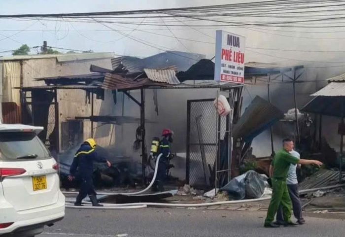 Lực lượng chức năng có mặt tại hiện trường xử lý hiện trường.