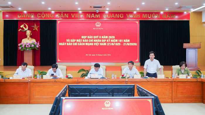 Ông Hà Quang Hưng, Phó Cục trưởng Cục Quản lý nhà và thị trường bất động sản (người đứng) báo cáo tại họp báo.