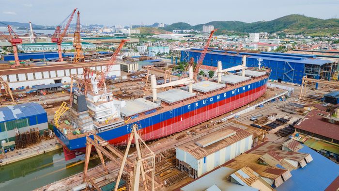 Tàu hàng 45.000 tấn trên triền, chuẩn bị hạ thủy.