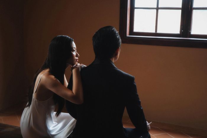 Không còn sự phô trương, MV "Hững hờ" của Binz đánh dấu một bước lùi tĩnh lặng, ghi lại hành trình đi xuyên qua những khoảng trống nội tâm để tìm về sự bao dung của người nghệ sĩ. (Ảnh: NVCC).